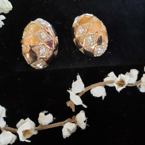 Jewelry - Retro gold tone clip-on earrings Jewelry - Retro gold tone clip-on earrings